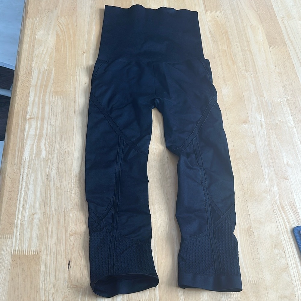 Belly Bandit Mother Tucker Capri leggings